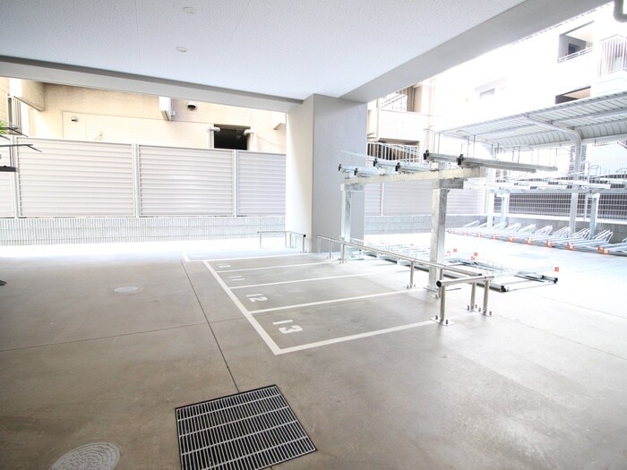 物件外観写真5　(バイク置き場)