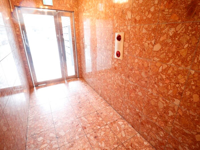 物件外観写真6　(エントランス部分)