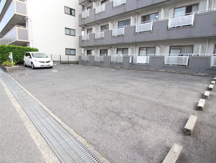 物件外観写真5　(駐車場)