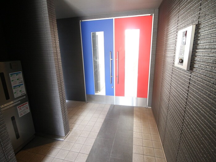 物件外観写真3　(エントランス部分)