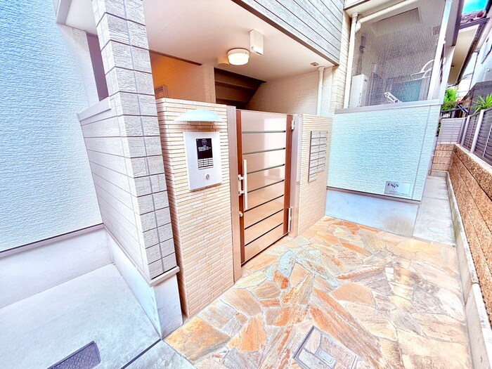 物件外観写真3　(エントランス部分)