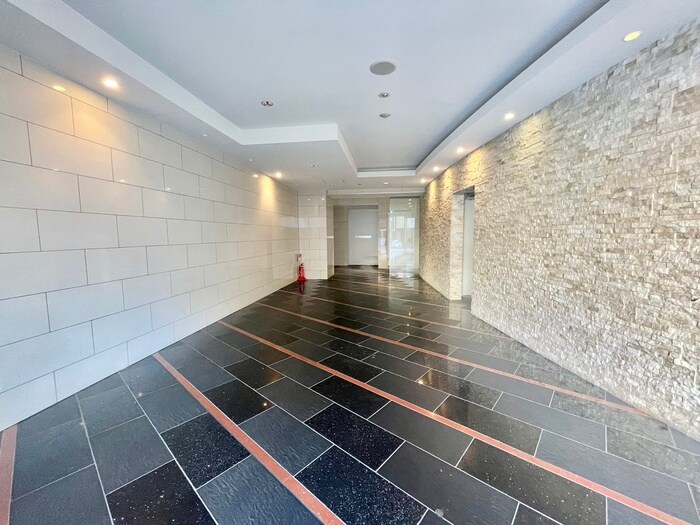 物件外観写真2　(エントランス部分)