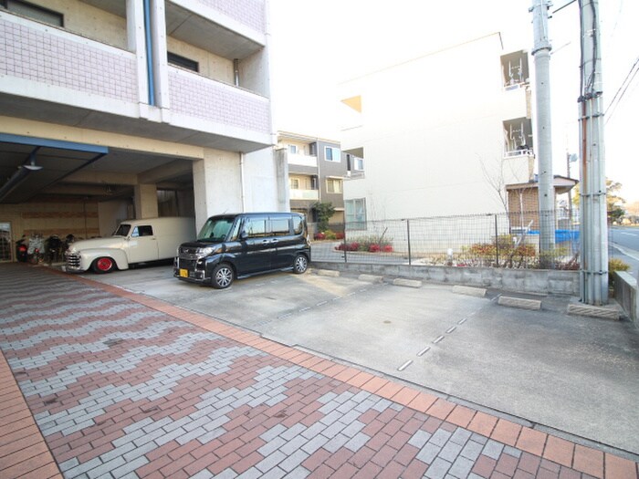 物件外観写真2　(駐車場)