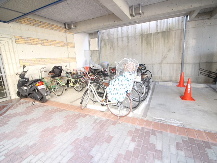 物件外観写真4　(駐輪場)