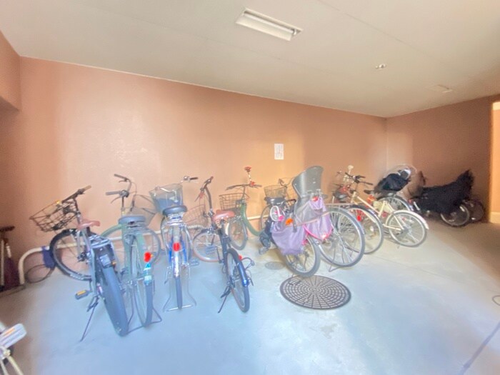 物件外観写真3　(駐輪場)