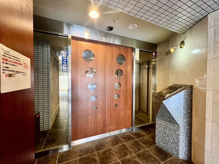 物件外観写真2　(エントランス部分)