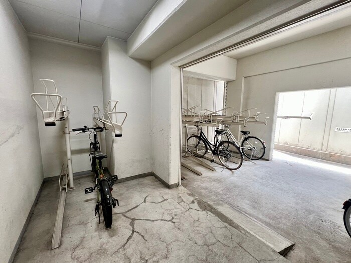 物件外観写真4　(駐輪場)