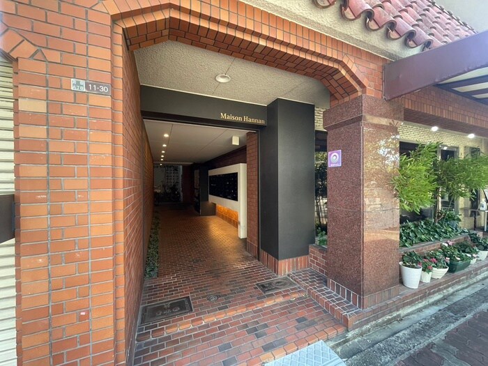 物件外観写真2　(エントランス部分)