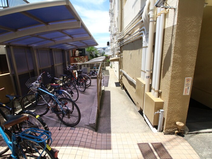 物件外観写真3　(エントランス部分)