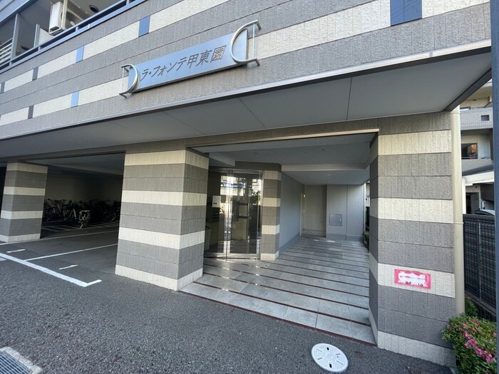 物件外観写真2　(エントランス部分)