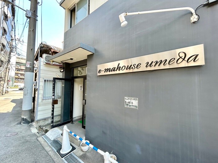 物件外観写真2　(エントランス部分)