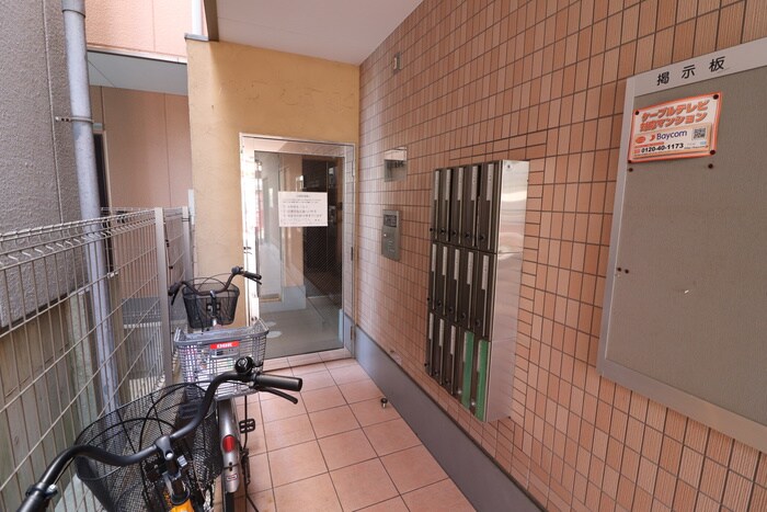 物件外観写真3　(エントランス部分)