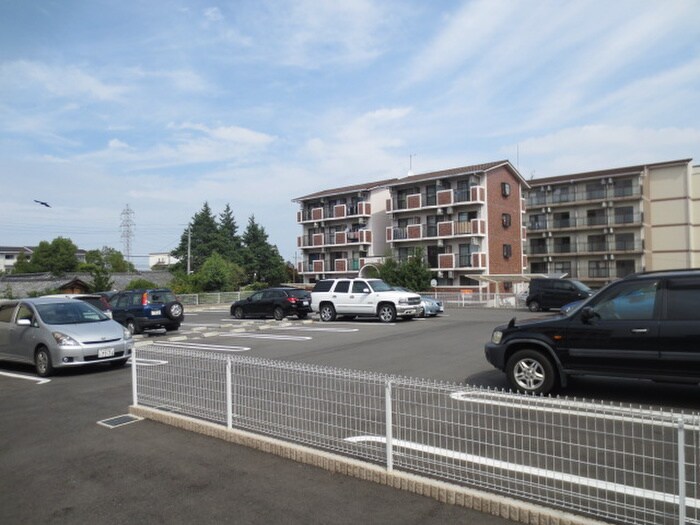 物件外観写真3　(駐車場)