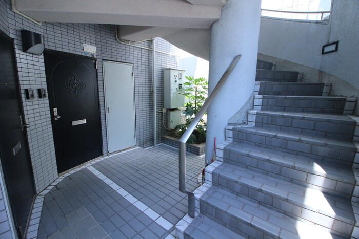 物件外観写真3　(エントランス部分)