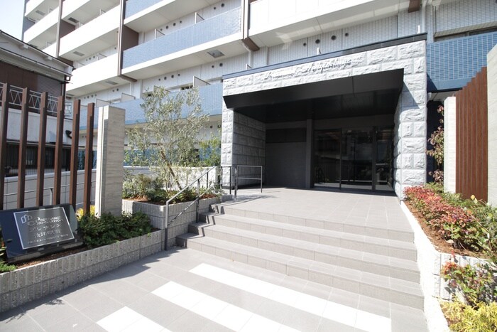 物件外観写真2　(エントランス部分)