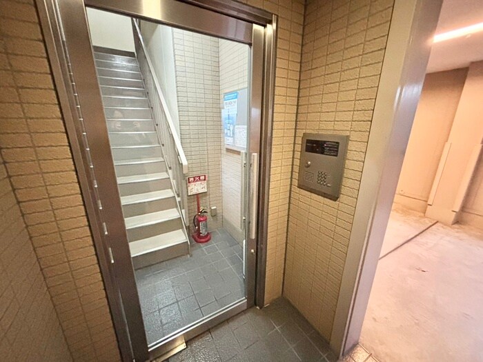 物件外観写真3　(エントランス部分)