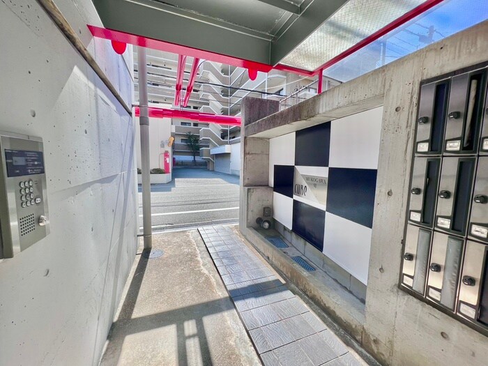 物件外観写真4　(エントランス部分)