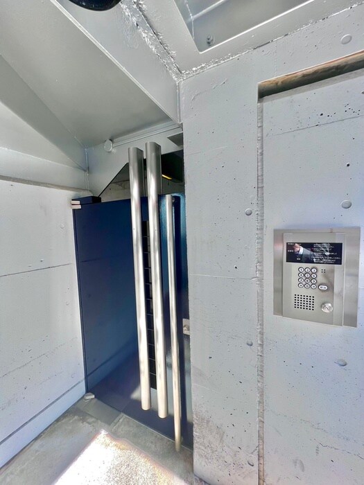 物件外観写真6　(エントランス部分)