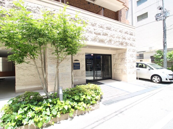 物件外観写真2　(エントランス部分)