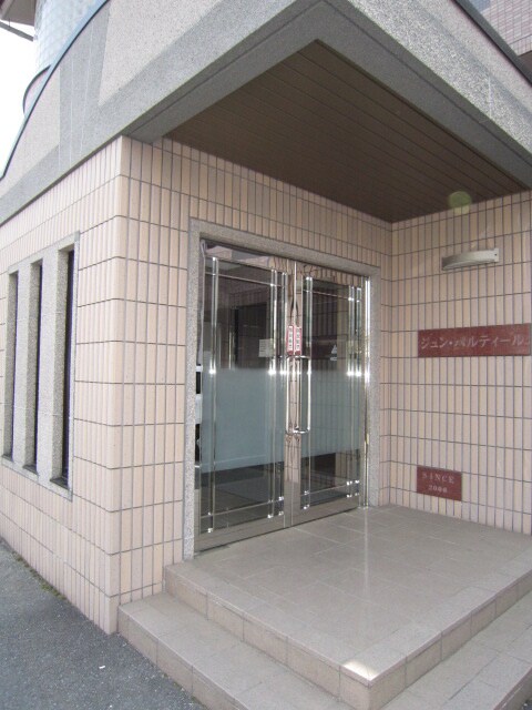 物件外観写真2　(エントランス部分)