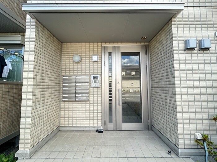 物件外観写真2　(エントランス部分)
