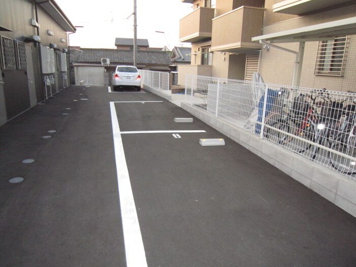 物件外観写真3　(駐車場)