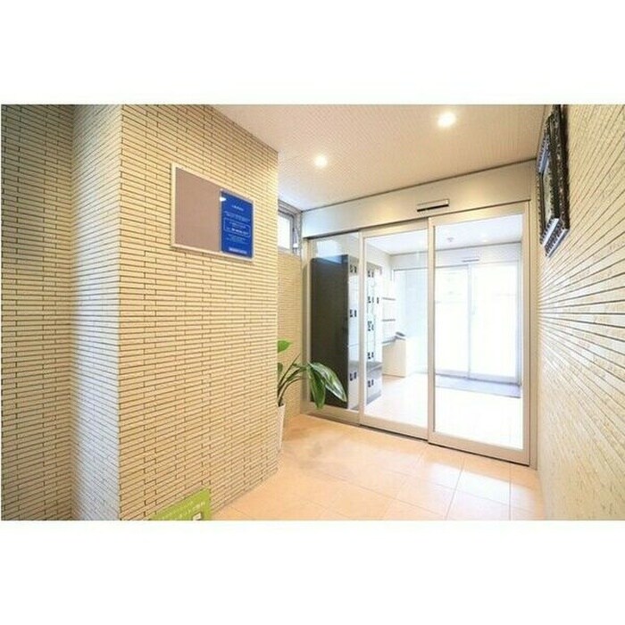 物件外観写真2　(エントランス部分)