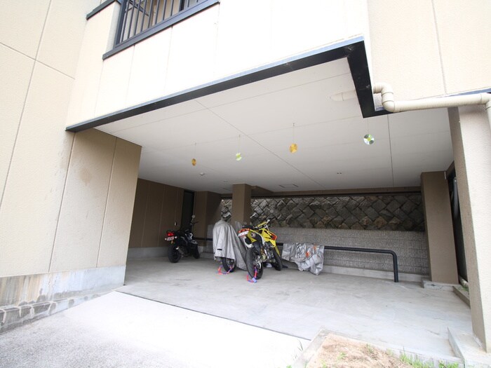 物件外観写真4　(バイク置き場)