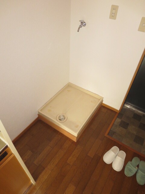 物件内観写真12　(洗濯機置場)