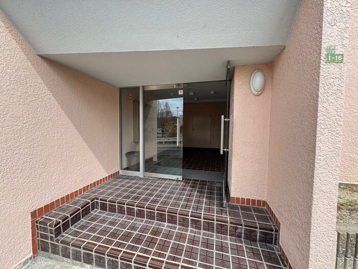 物件外観写真4　(エントランス部分)