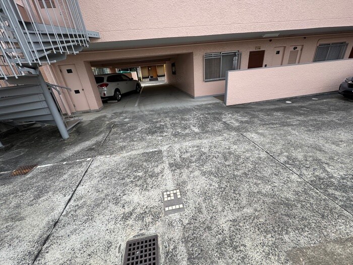物件外観写真5　(駐車場)