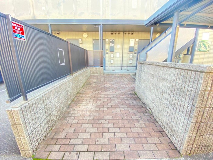 物件外観写真6　(エントランス部分)