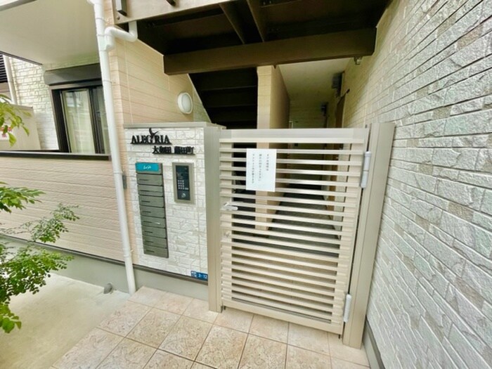 物件外観写真3　(エントランス部分)