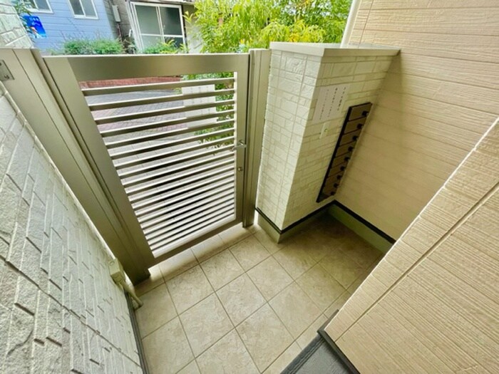 物件外観写真6　(エントランス部分)