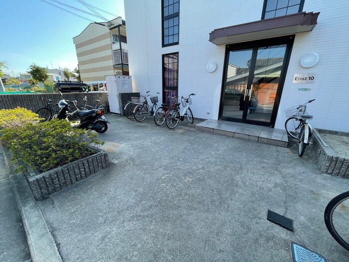 物件外観写真3　(エントランス部分)