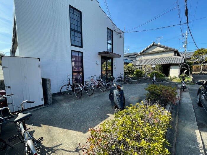 物件外観写真4　(駐輪場)