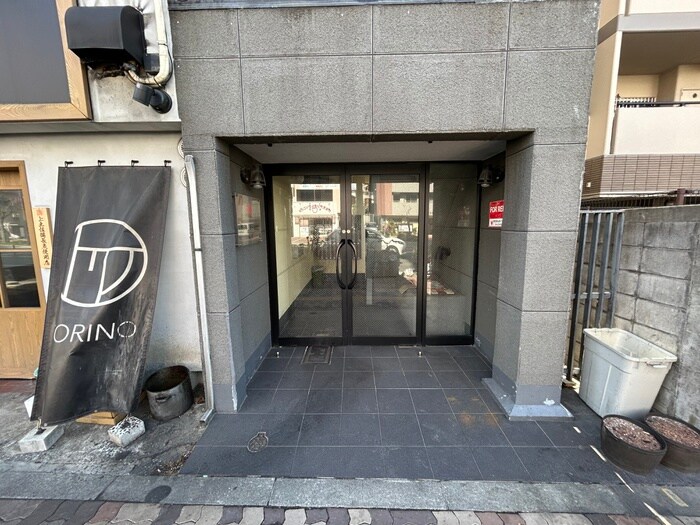 物件外観写真2　(エントランス部分)