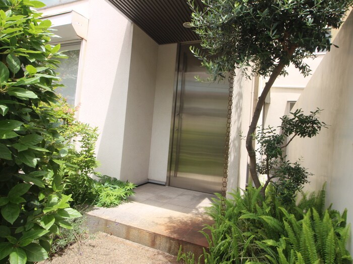 物件外観写真4　(エントランス部分)