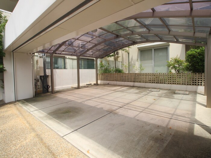 物件外観写真5　(駐車場)