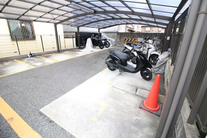 物件外観写真6　(バイク置き場)