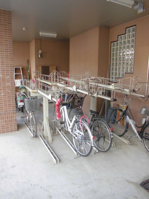物件外観写真2　(駐輪場)