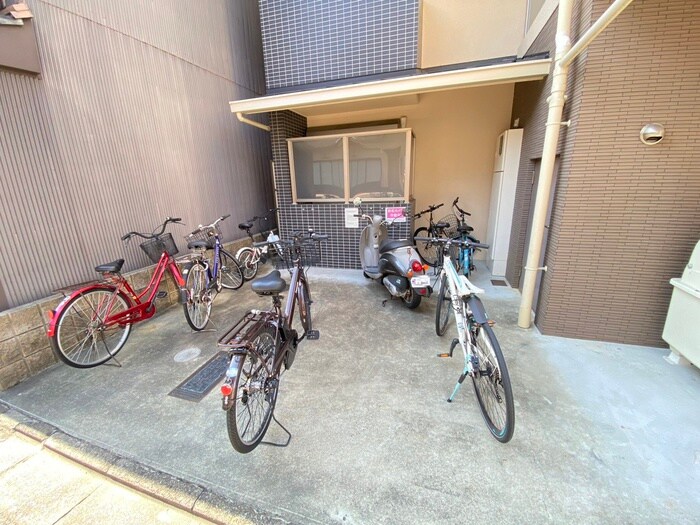 物件外観写真4　(駐輪場)