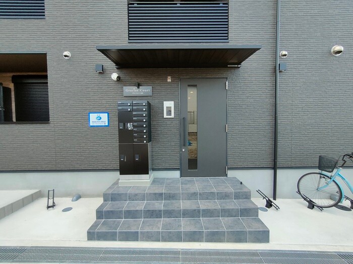 物件外観写真3　(エントランス部分)