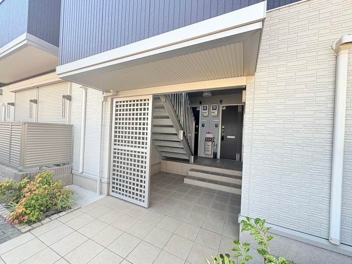 物件外観写真2　(エントランス部分)