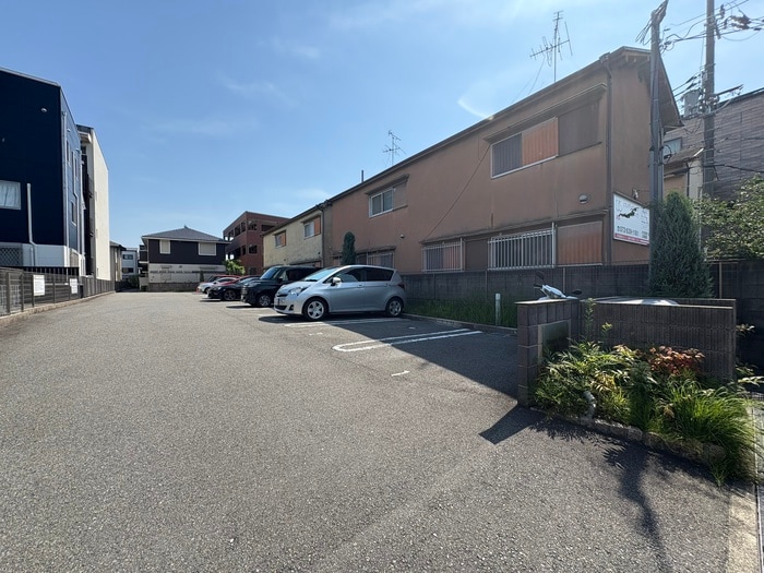 物件外観写真4　(駐車場)