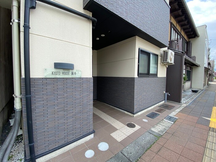 物件外観写真3　(エントランス部分)