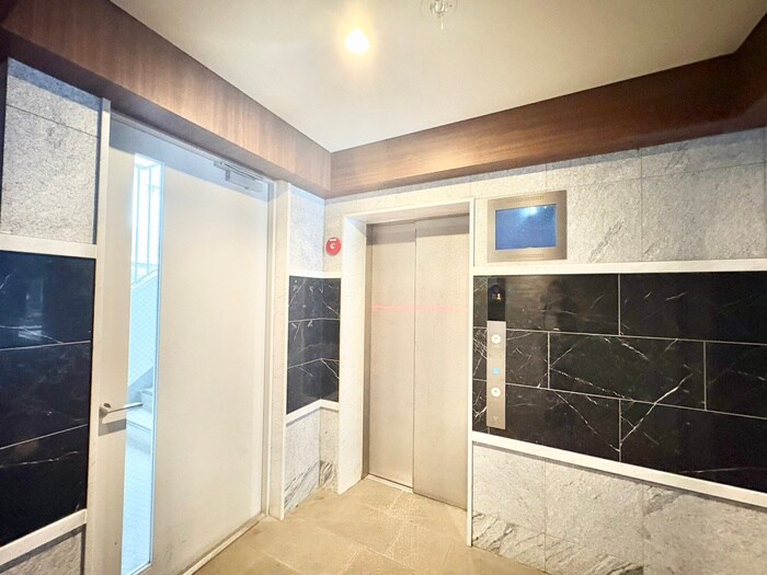 物件外観写真4　(エントランス部分)