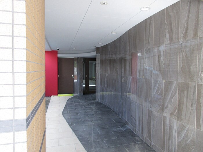 物件外観写真6　(エントランス部分)