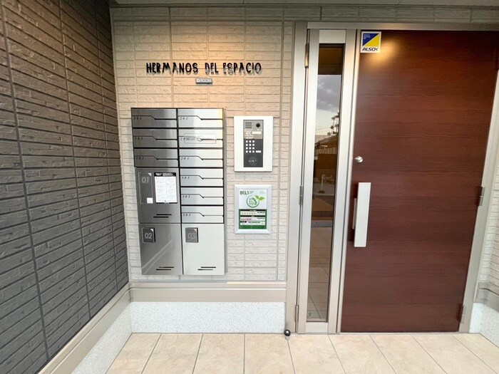 物件外観写真2　(エントランス部分)