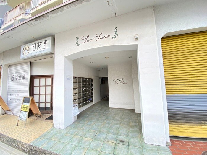 物件外観写真2　(エントランス部分)